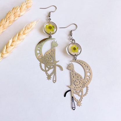 Cercei cu flori verzi și accesorii argintii în formă de pisici