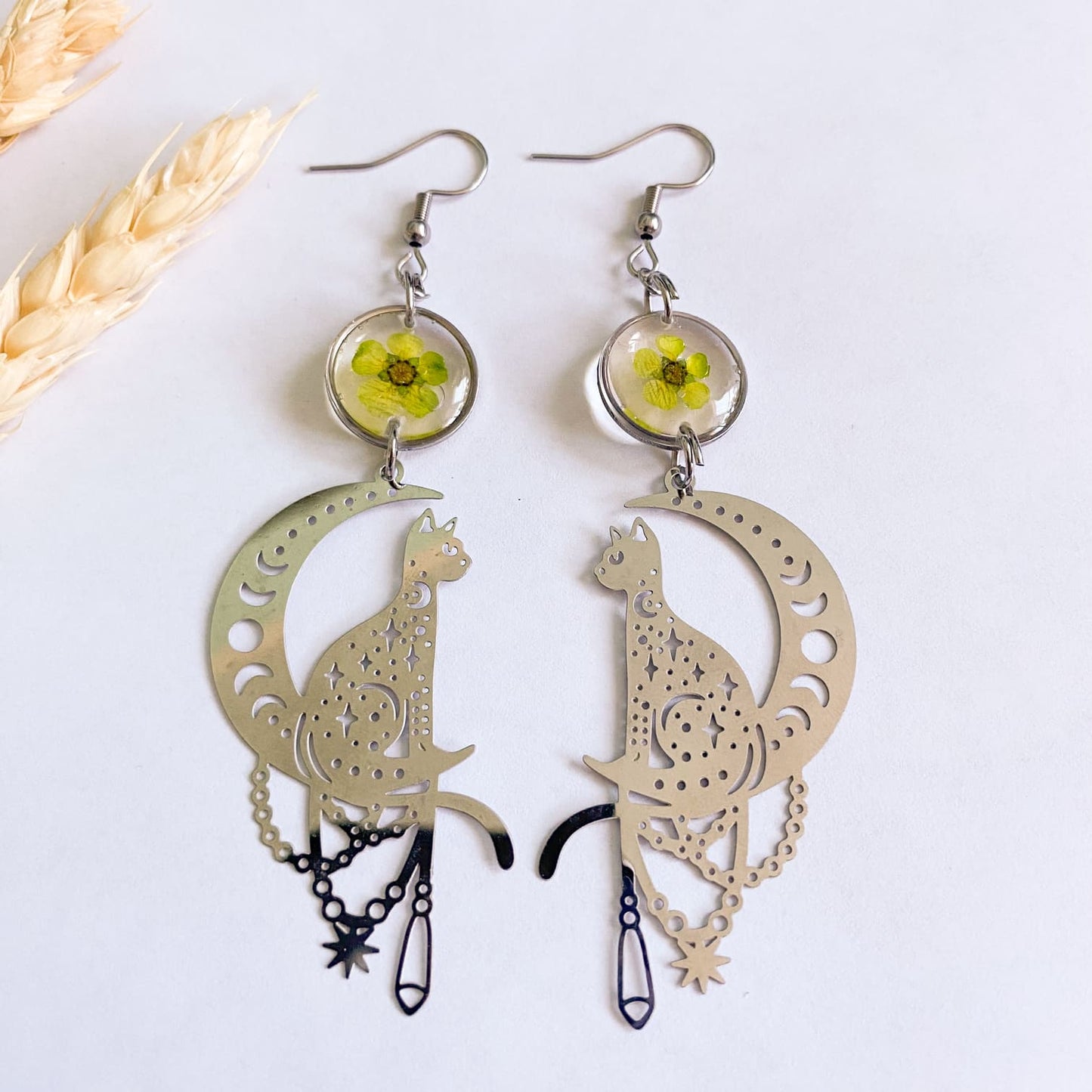 Cercei cu flori verzi și accesorii argintii în formă de pisici