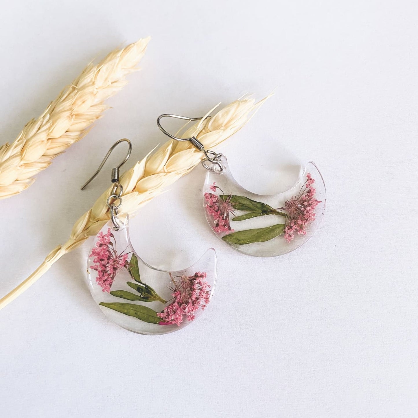 Cercei semilună cu flori roz și frunze
