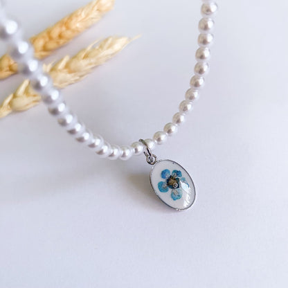 Colier cu perle de sticlă și floare albastră