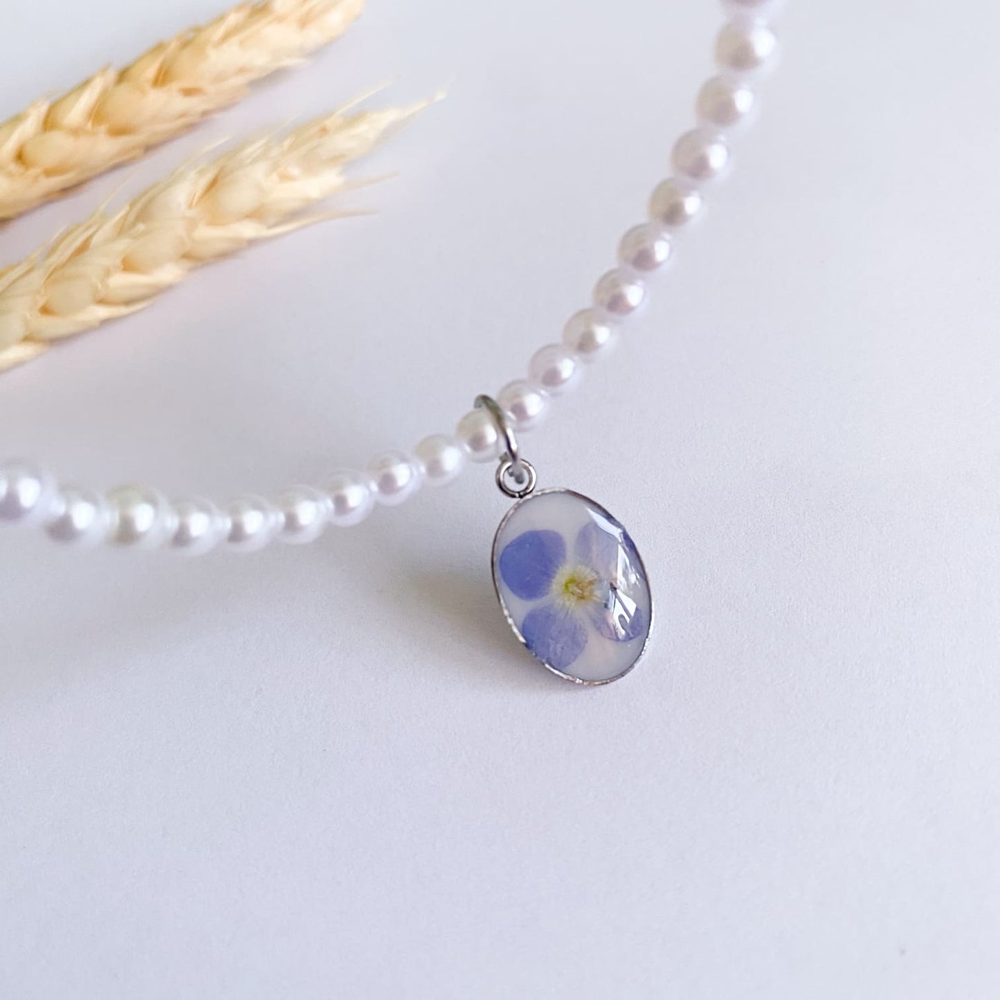 Colier cu perle de sticlă și floare albastră