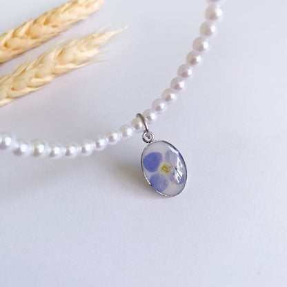 Colier cu perle de sticlă și floare albastră