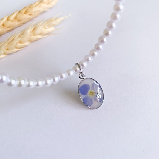 Colier cu perle de sticlă și floare albastră