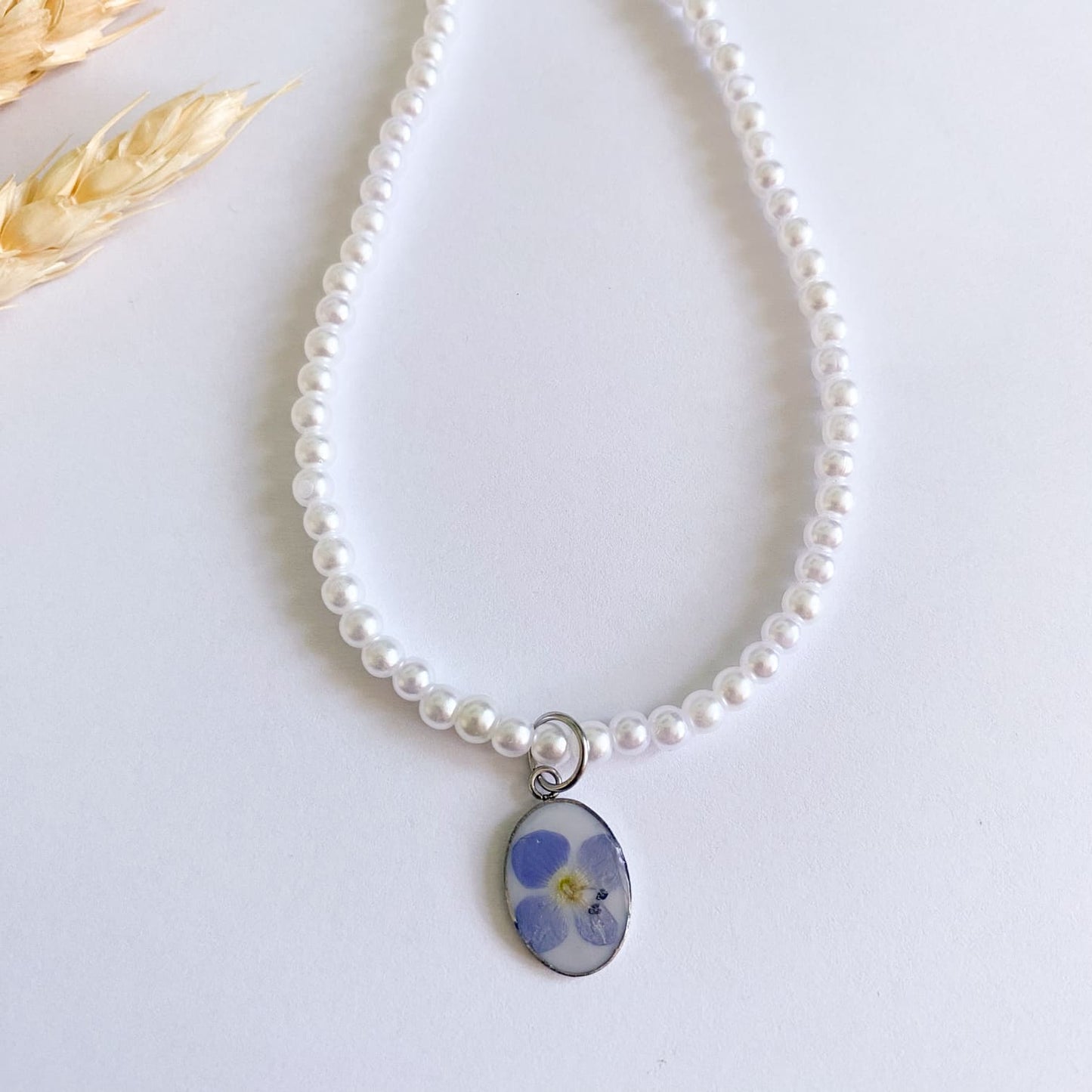 Colier cu perle de sticlă și floare albastră