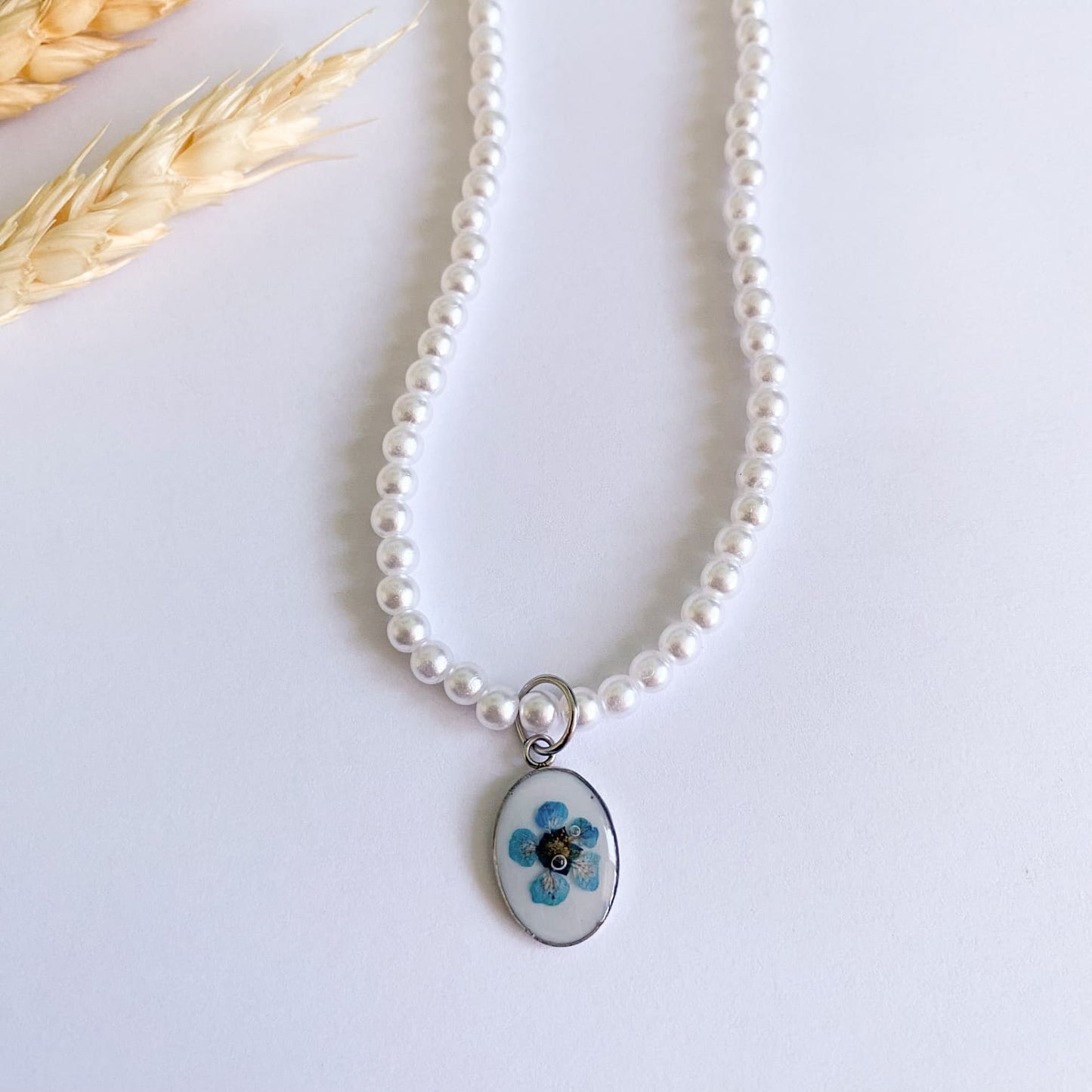 Colier cu perle de sticlă și floare albastră
