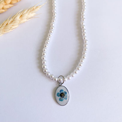 Colier cu perle de sticlă și floare albastră