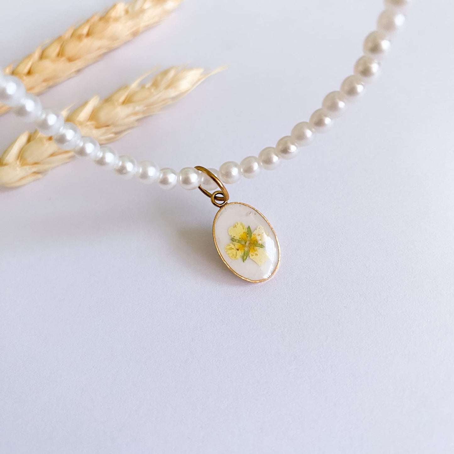 Colier cu perle de sticlă și floare galbenă