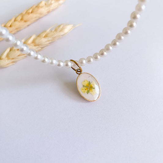 Colier cu perle de sticlă și floare galbenă