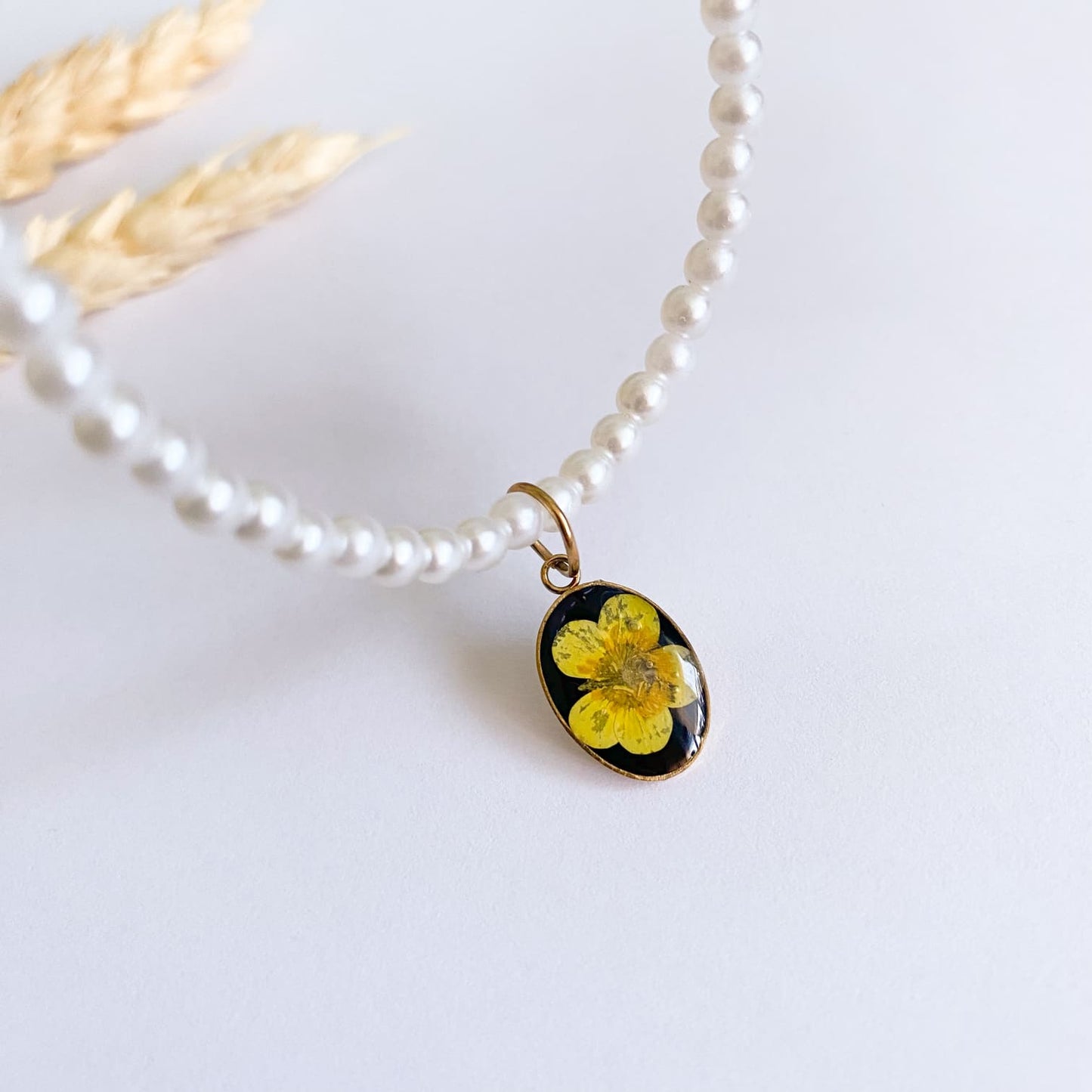 Colier cu perle de sticlă și floare galbenă