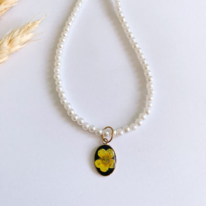 Colier cu perle de sticlă și floare galbenă