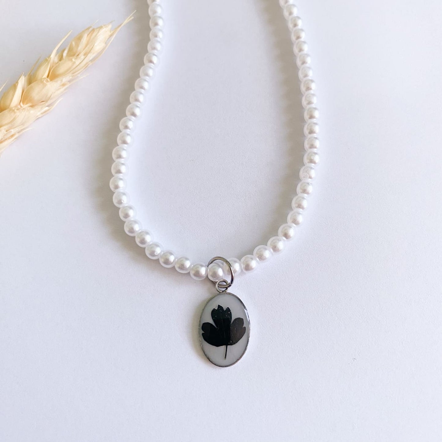Colier cu perle de sticlă și floare neagră