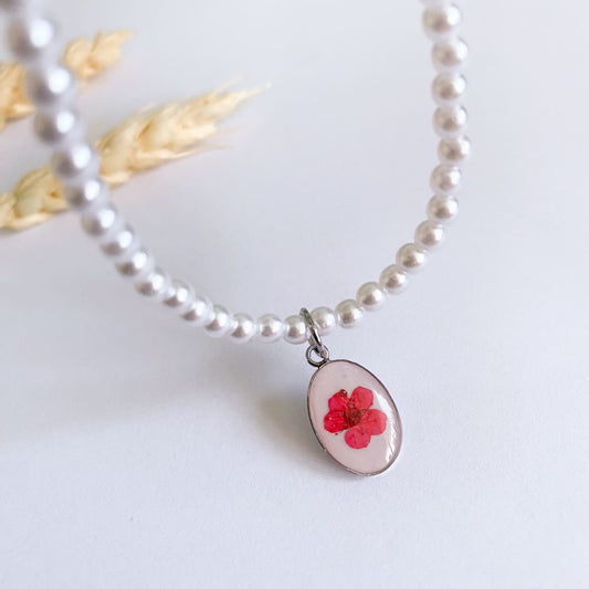 Colier cu perle de sticlă și floare roșie