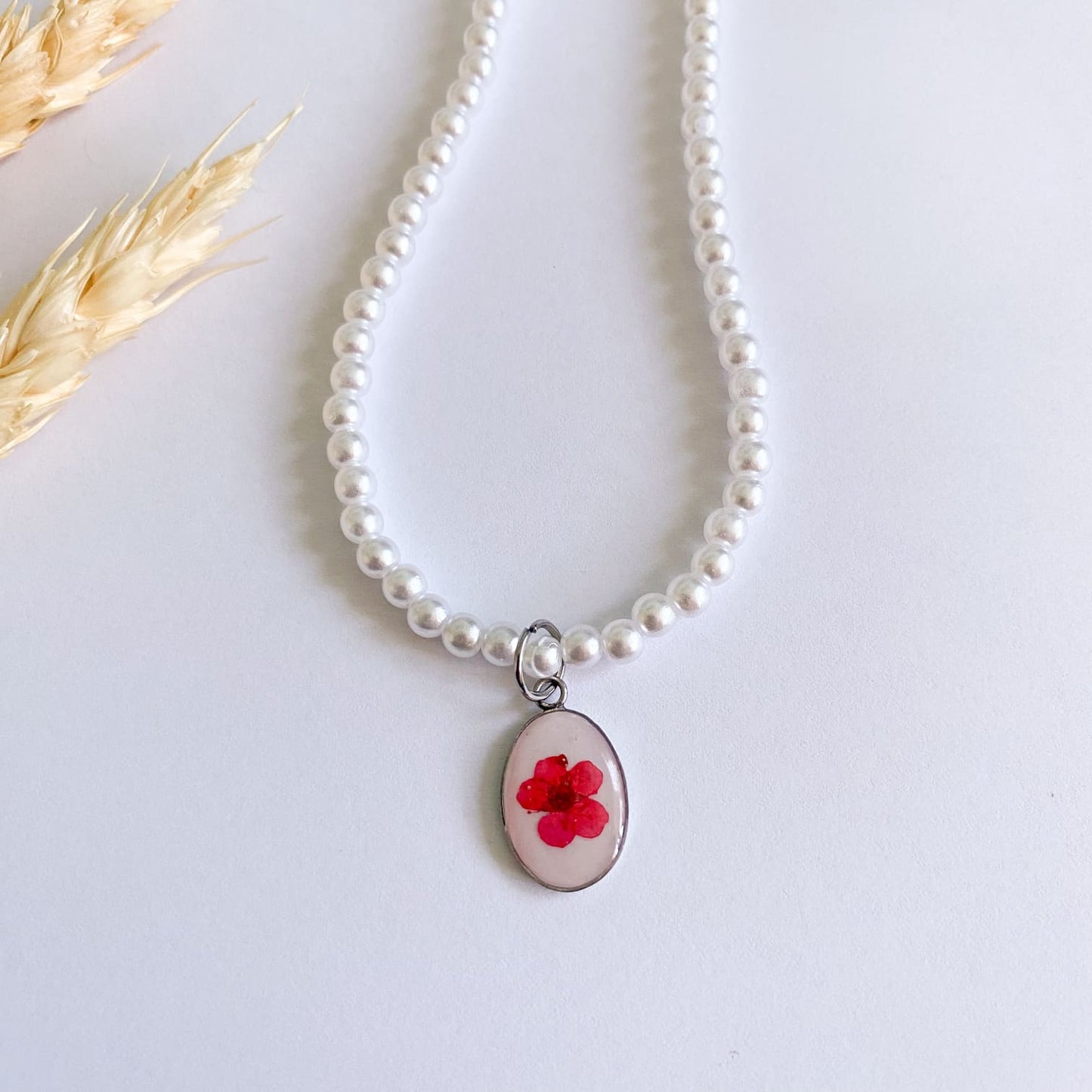 Colier cu perle de sticlă și floare roșie