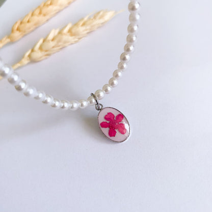 Colier cu perle de sticlă și floare roz