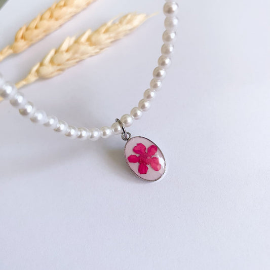 Colier cu perle de sticlă și floare roz