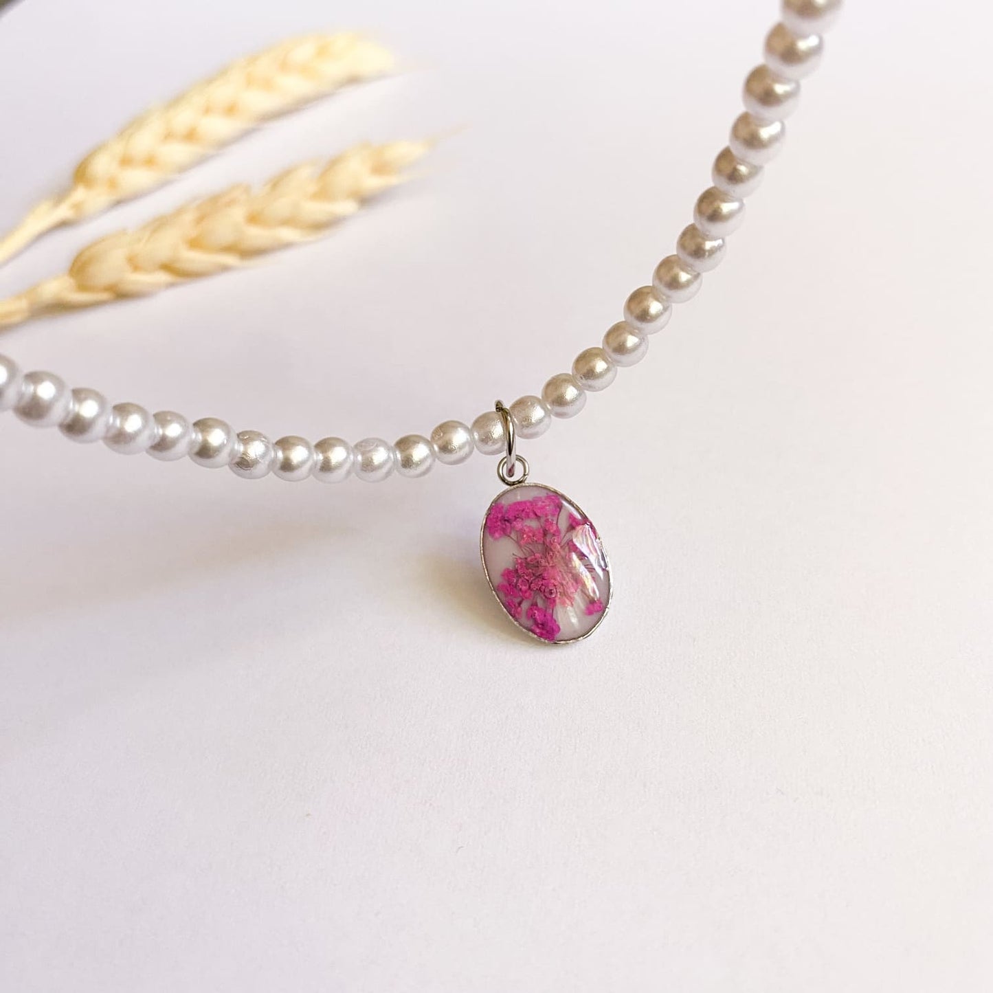 Colier cu perle de sticlă și floare de morcov magenta