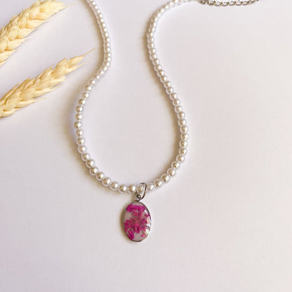 Colier cu perle de sticlă și floare de morcov magenta