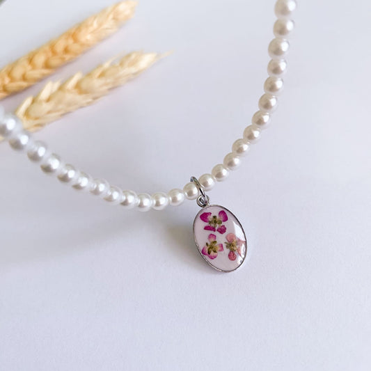 Colier cu perle de sticlă și floricele roz
