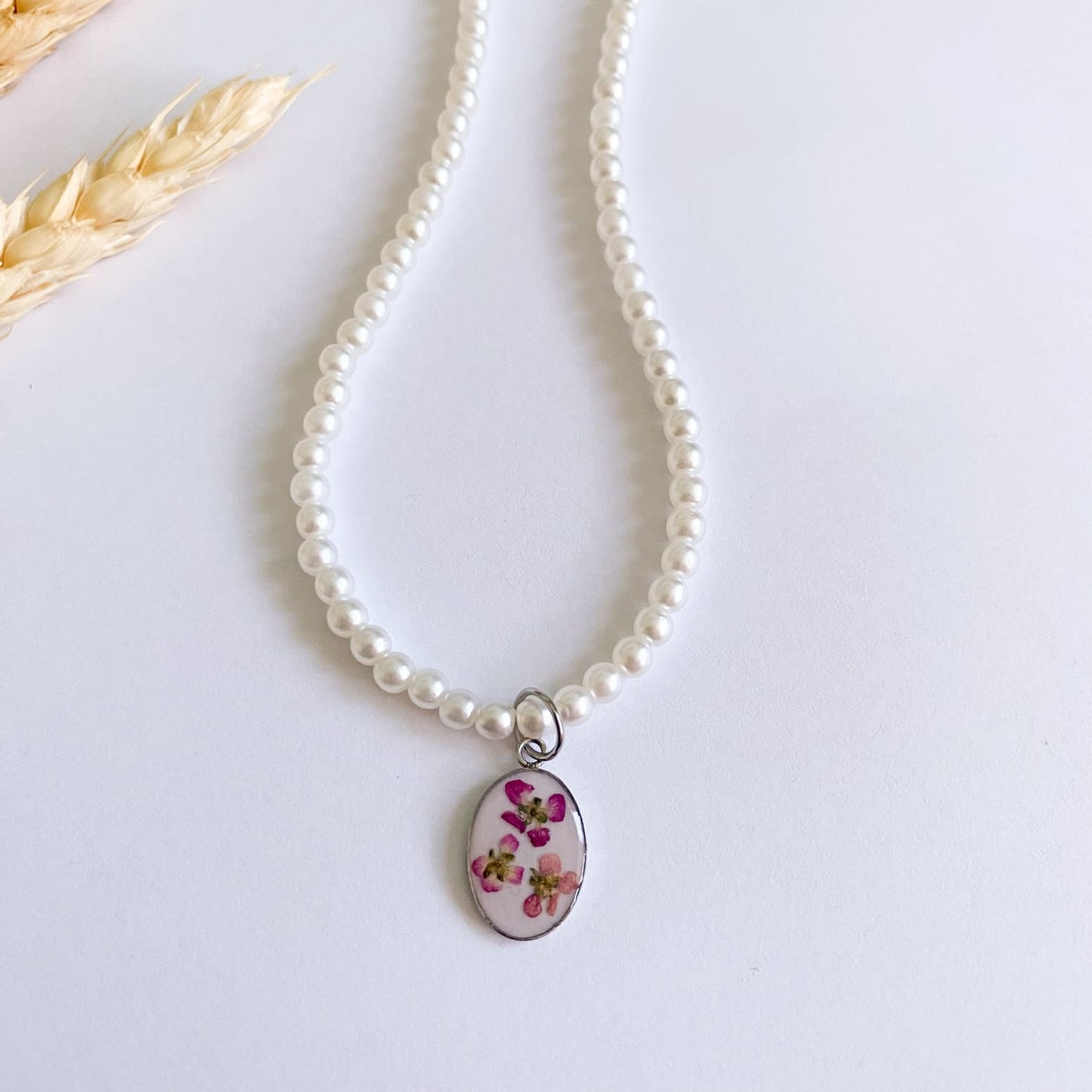 Colier cu perle de sticlă și floricele roz