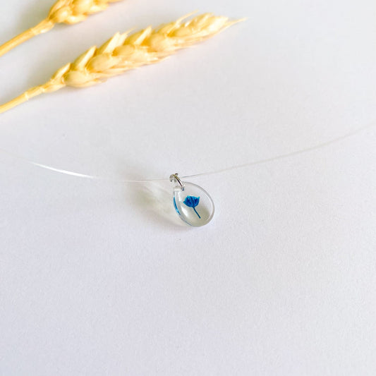 Lănțișor pe fir transparent cu floare albastră oval