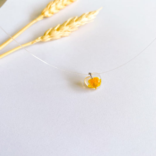 Lănțișor pe fir transparent cu floare galbenă inimă