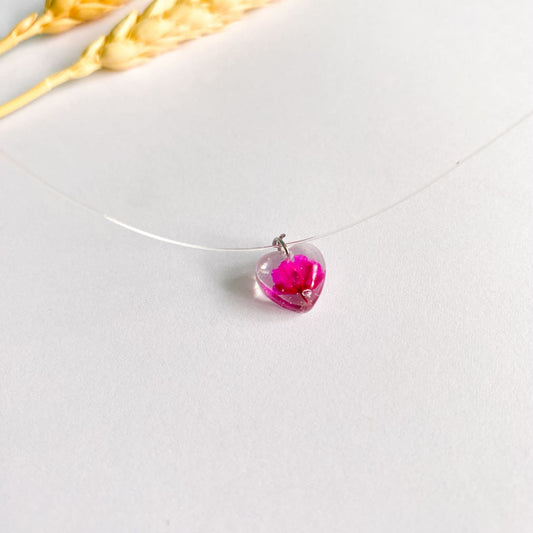 Lănțișor pe fir transparent cu floare magenta inimă