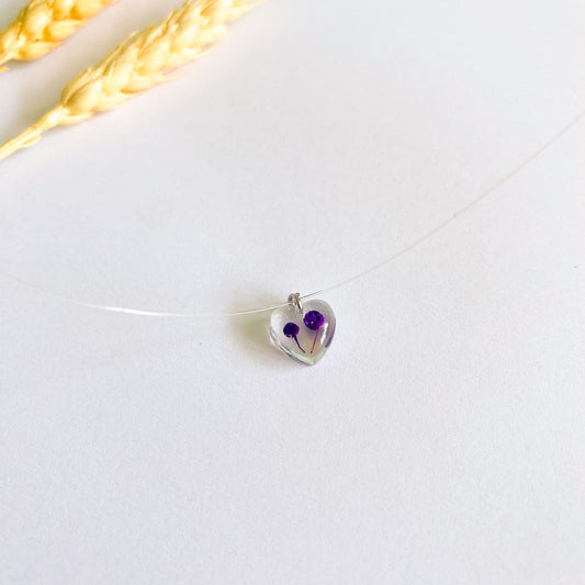 Lănțișor pe fir transparent cu flori mov inimă