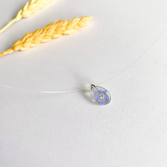 Lănțișor pe fir transparent cu floare de Nu-mă-uita oval