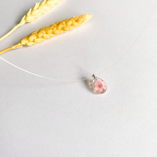 Lănțișor pe fir transparent cu floare roz oval