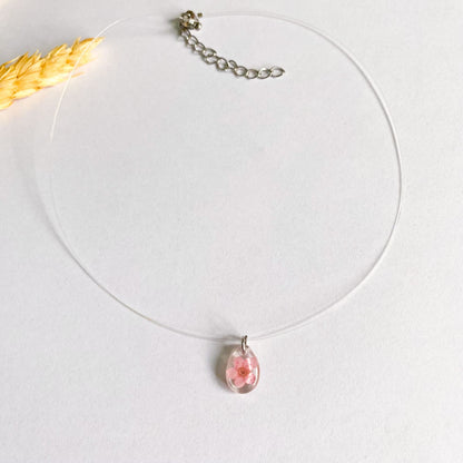 Lănțișor pe fir transparent cu floare roz oval