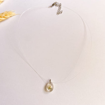 Lănțișor pe fir transparent cu floare albă 2