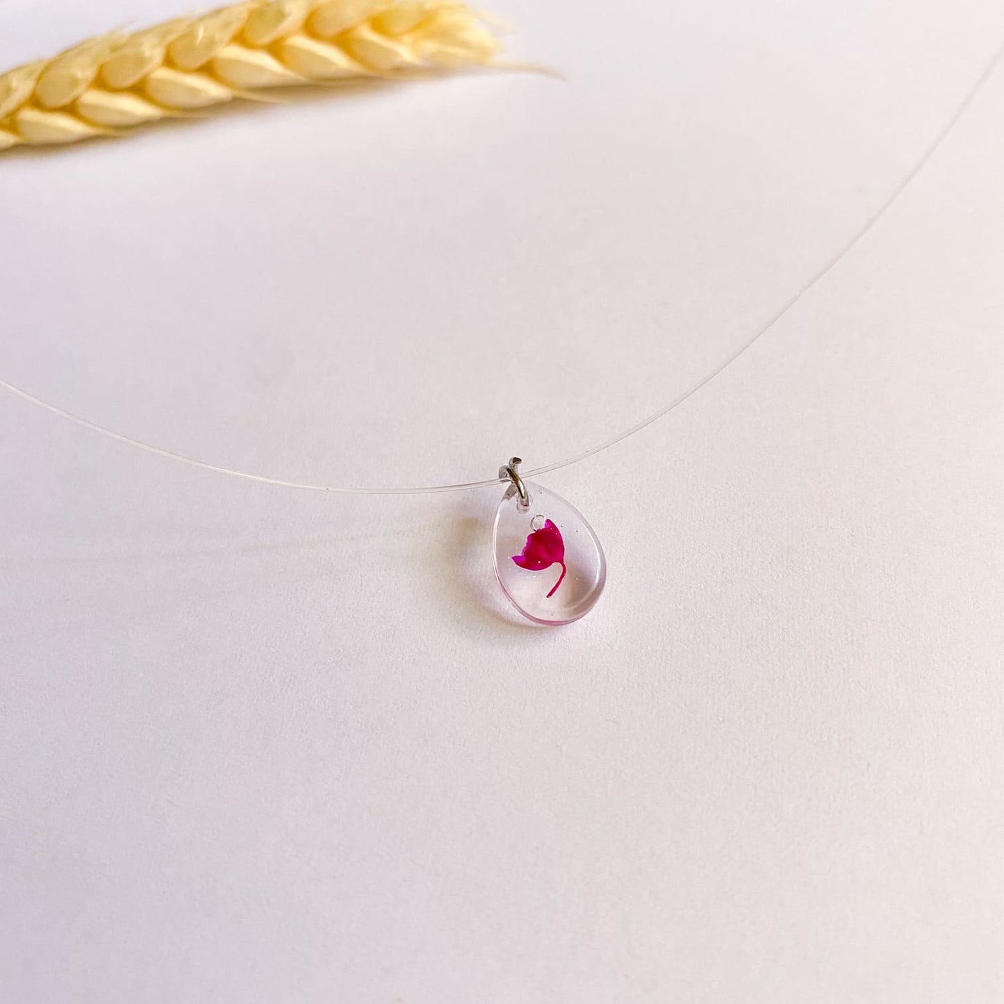 Lănțișor pe fir transparent cu floare magenta