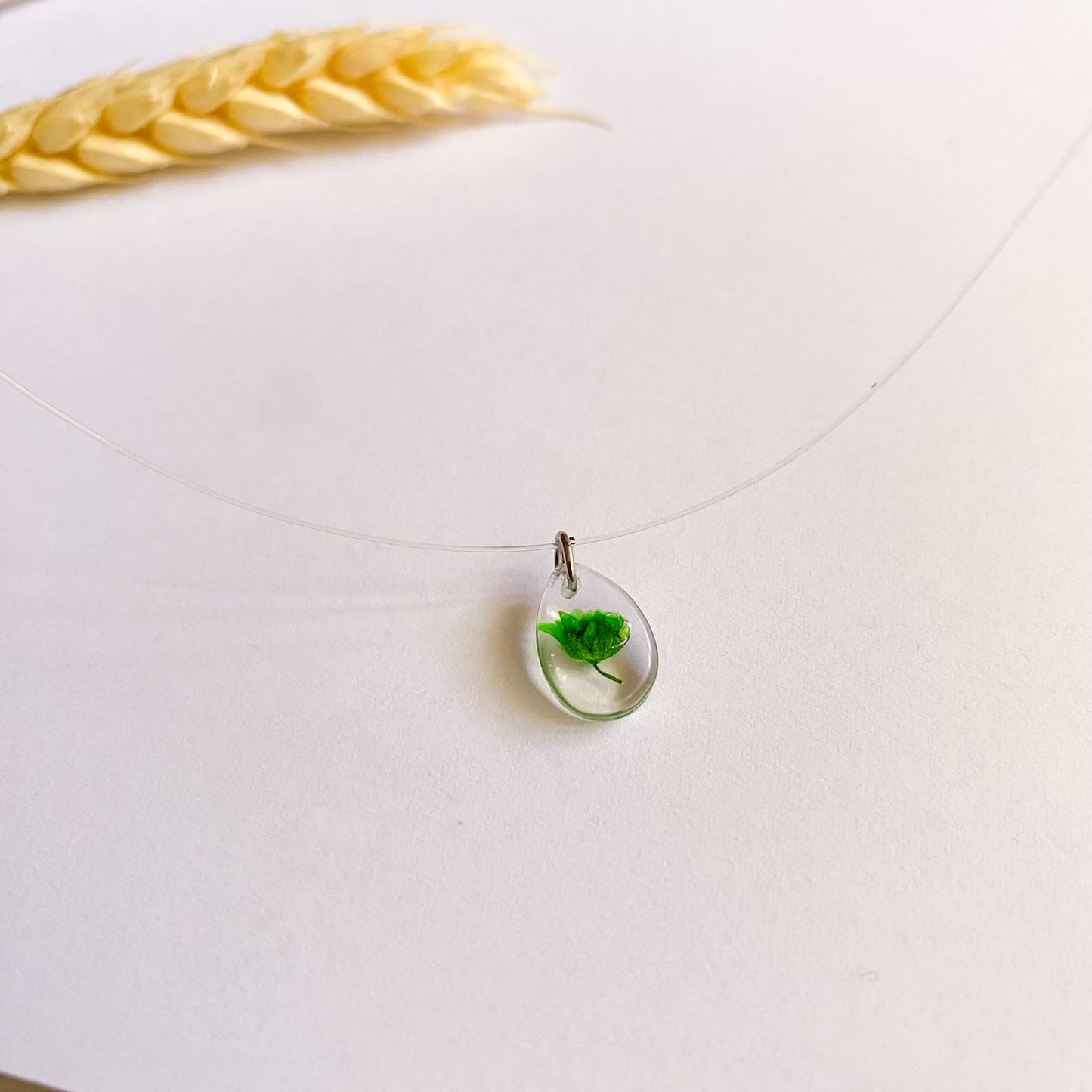 Lănțișor pe fir transparent cu floare verde