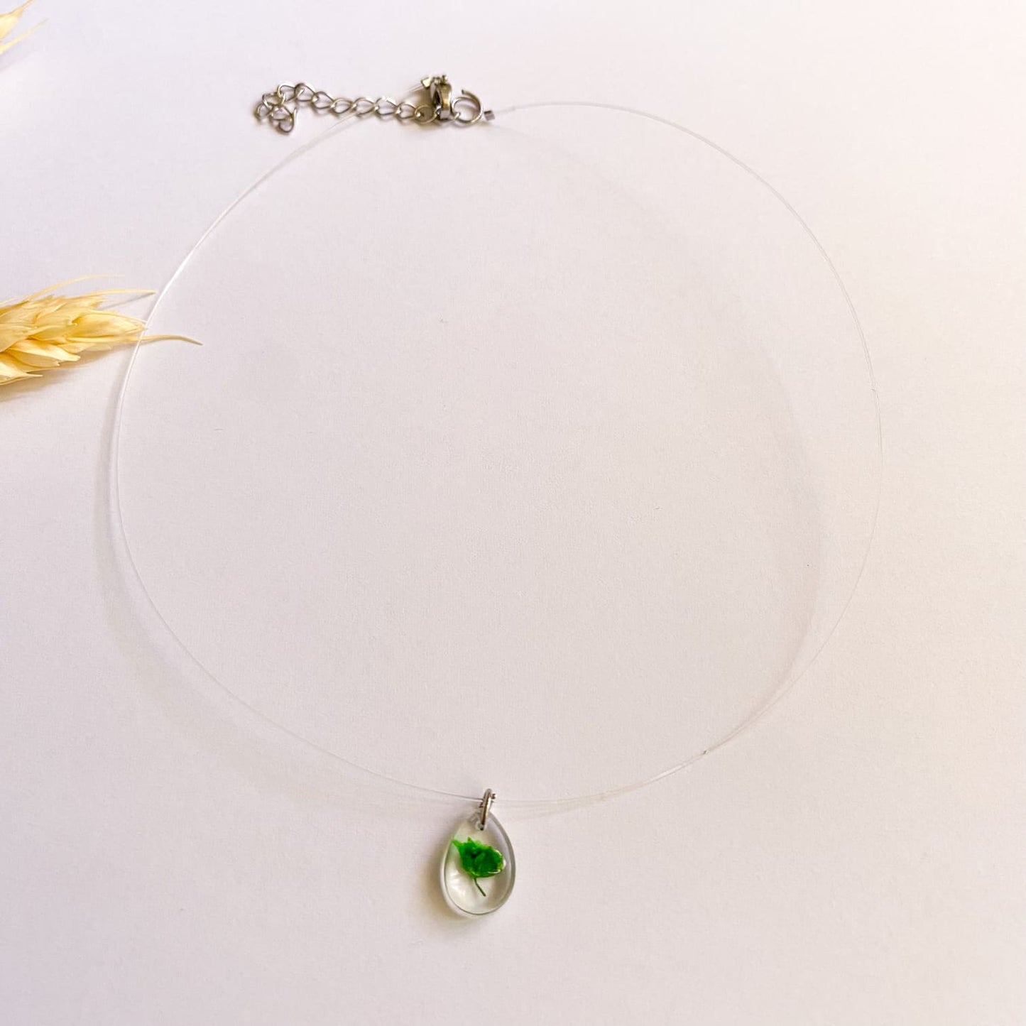 Lănțișor pe fir transparent cu floare verde