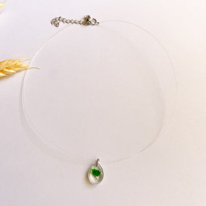 Lănțișor pe fir transparent cu floare verde