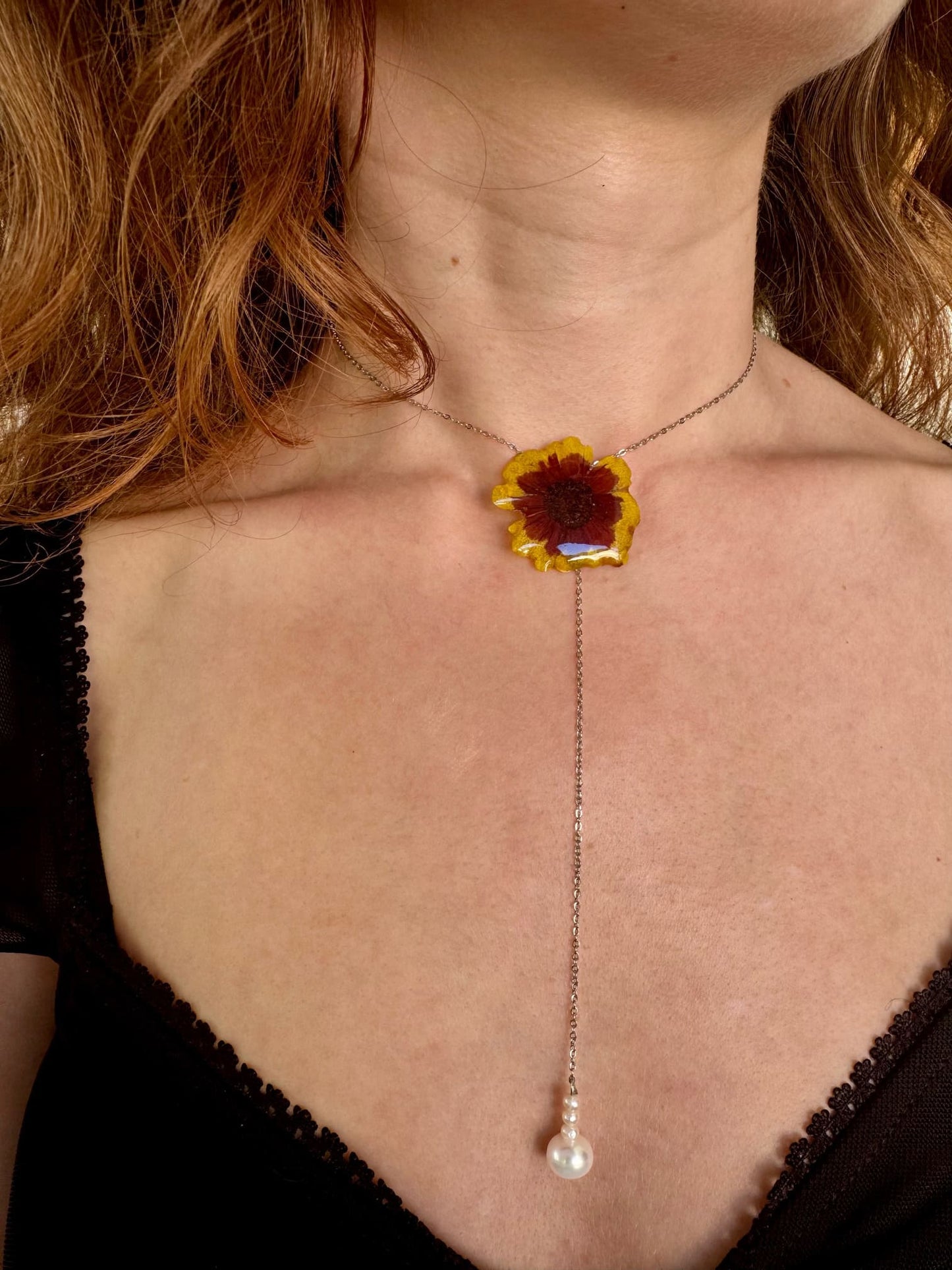 Lanț elegant cu floare galben cu negru și perle de cultură