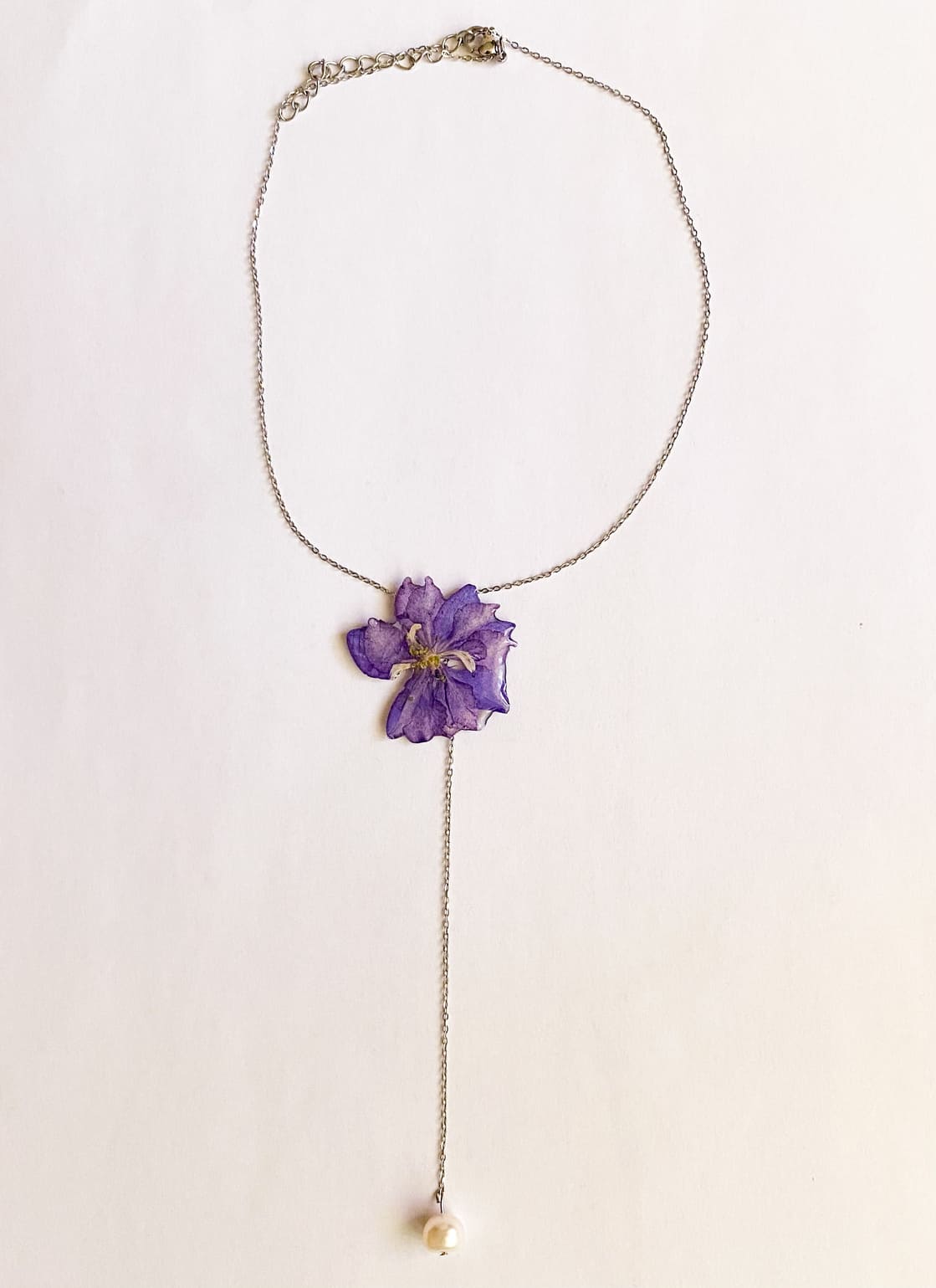 Lanț elegant cu floare mov și perle de cultură