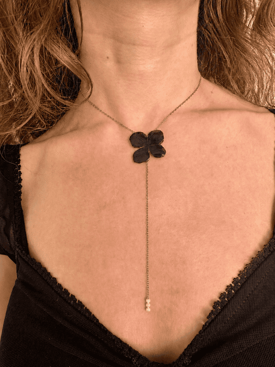 Lanț elegant cu floare neagră și perle de cultură