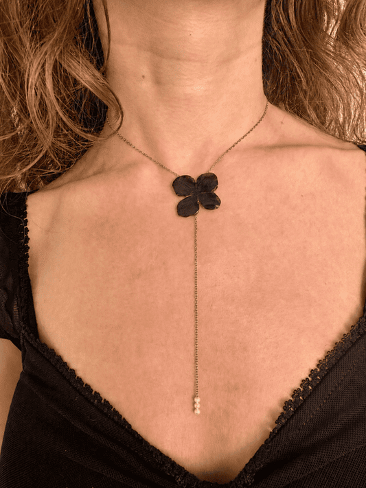 Lanț elegant cu floare neagră și perle de cultură