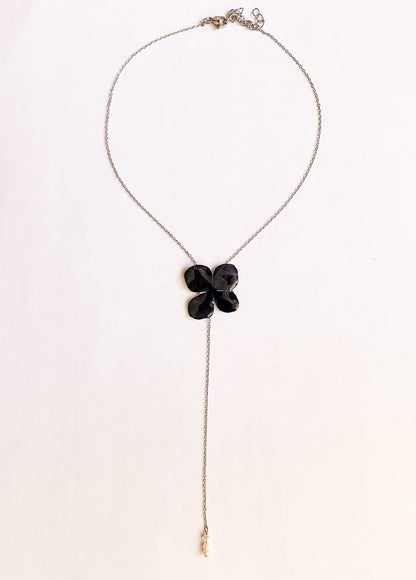 Lanț elegant cu floare neagră și perle de cultură