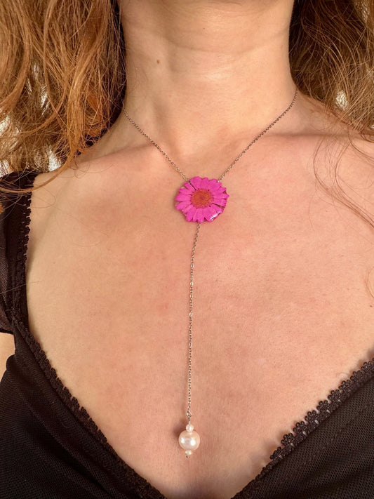 Lanț elegant cu floare roz și perle de cultură
