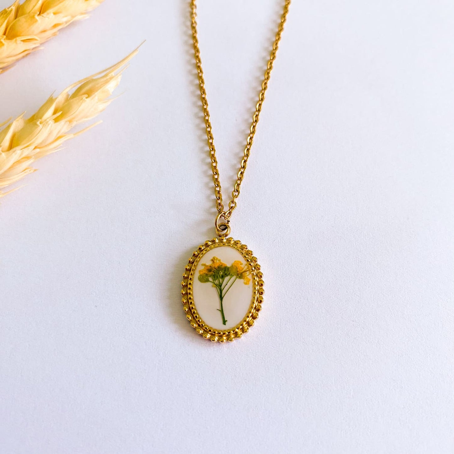 Lanț vintage cu floare galbenă