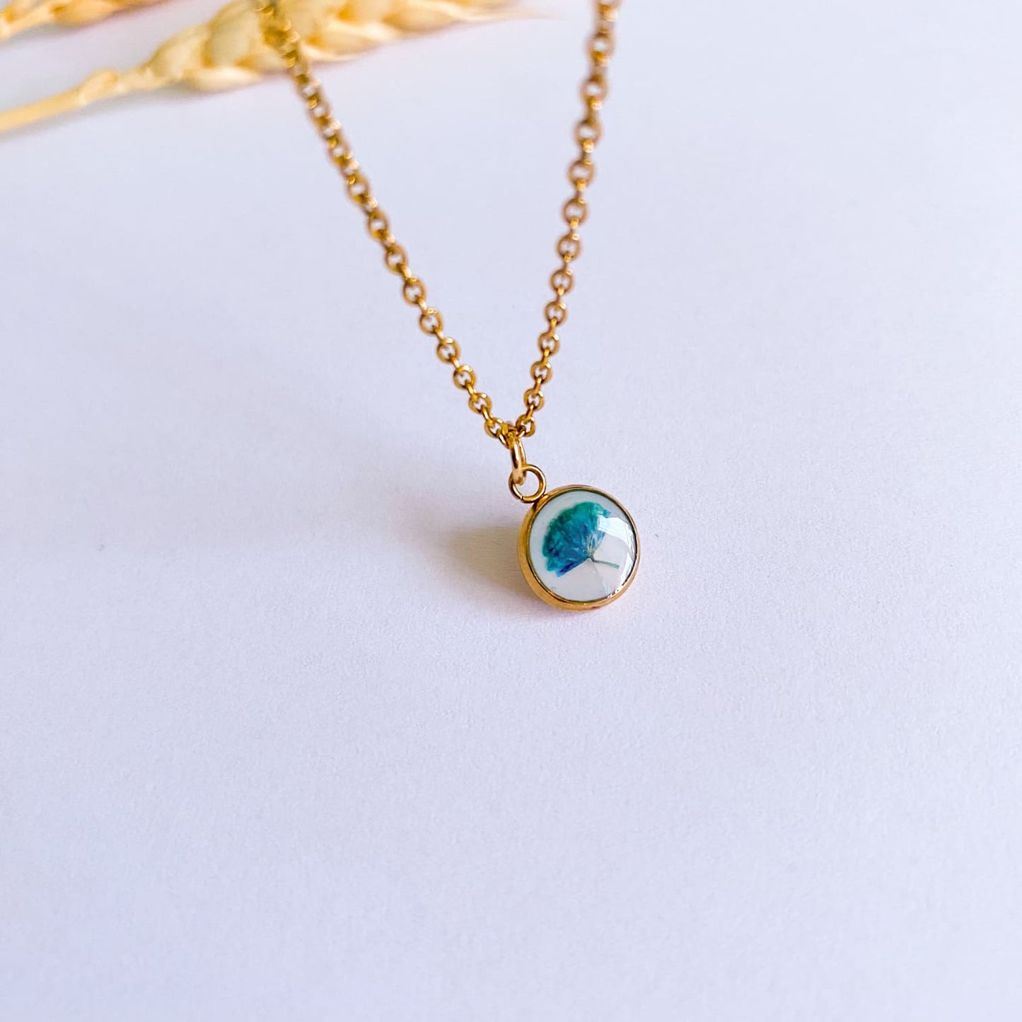 Lanț delicat cu floare albastră