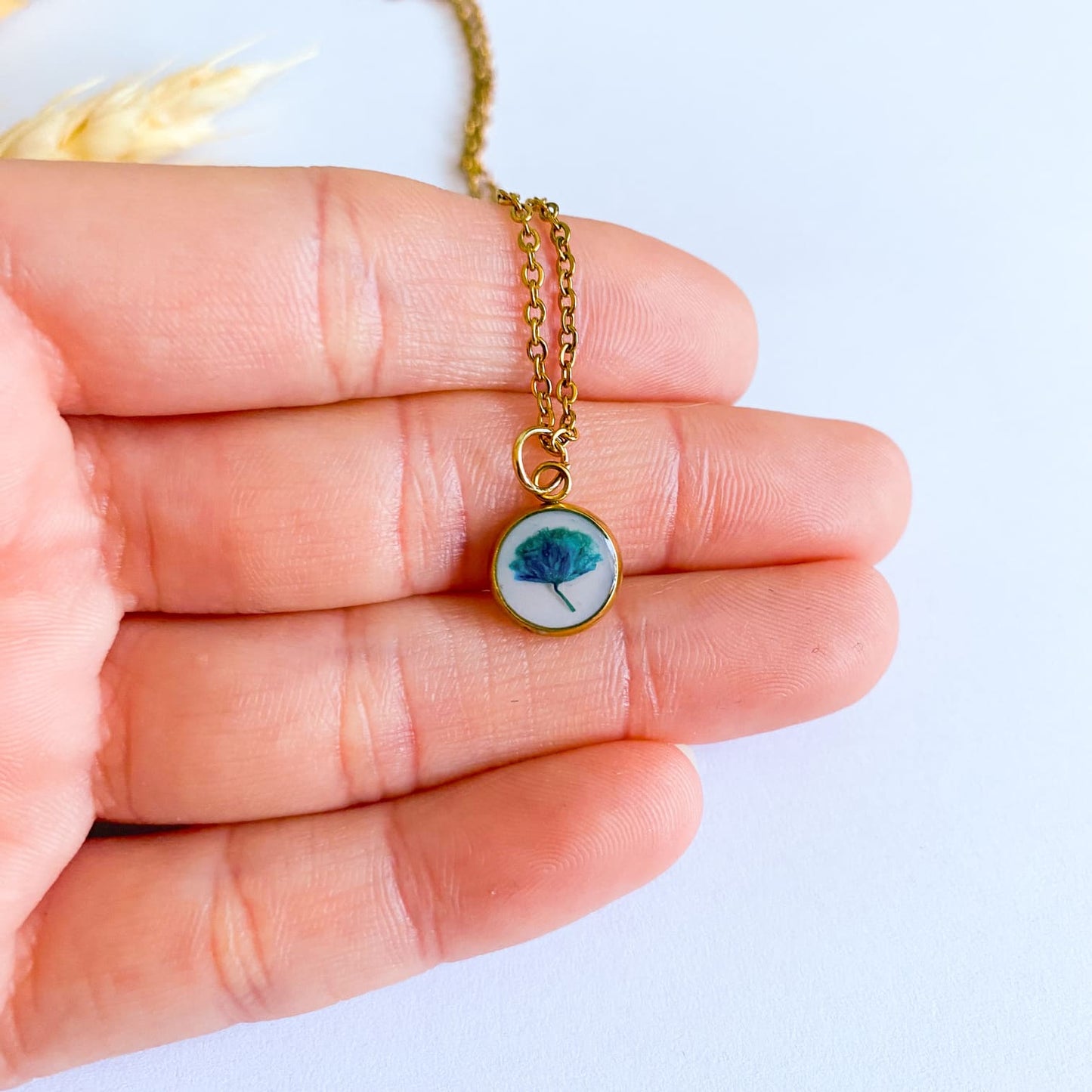 Lanț delicat cu floare albastră