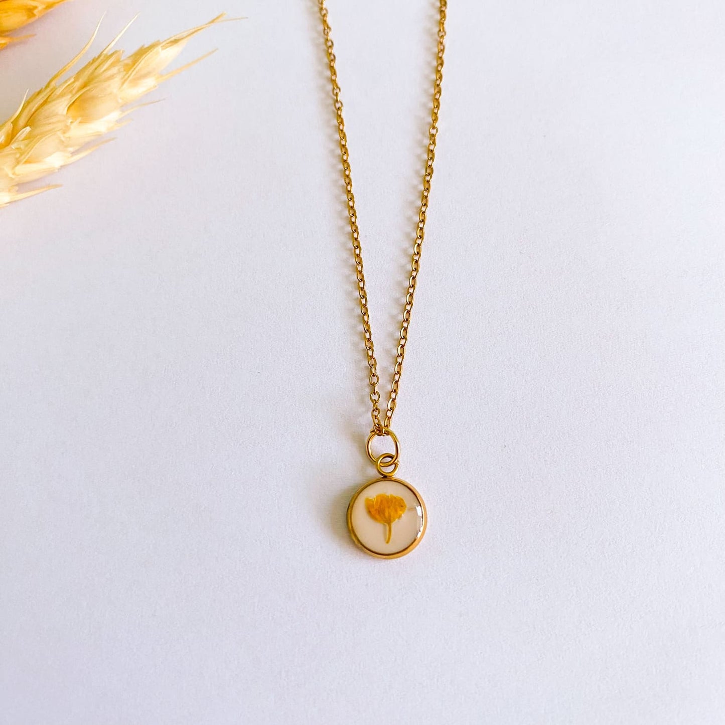 Lanț delicat cu floare galbenă