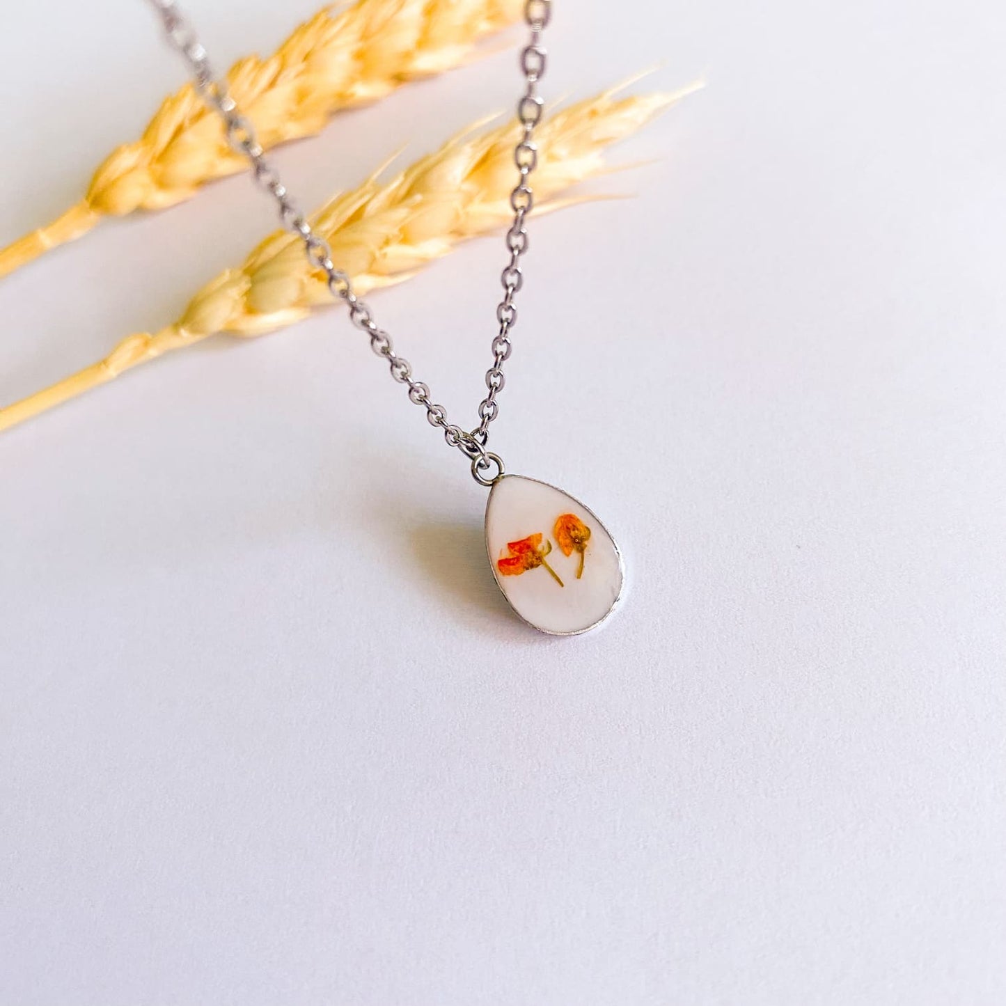 Lanț delicat cu floare portocalie