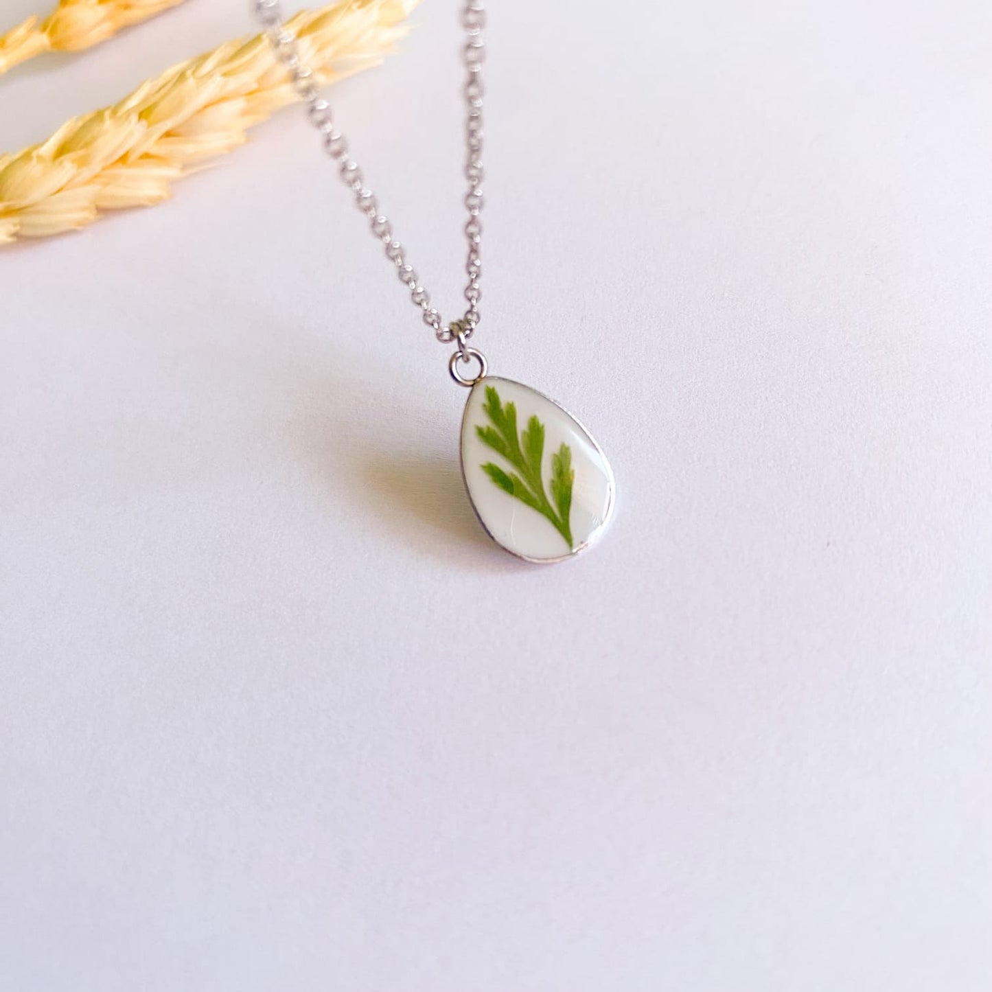 Lanț delicat cu frunzuliță