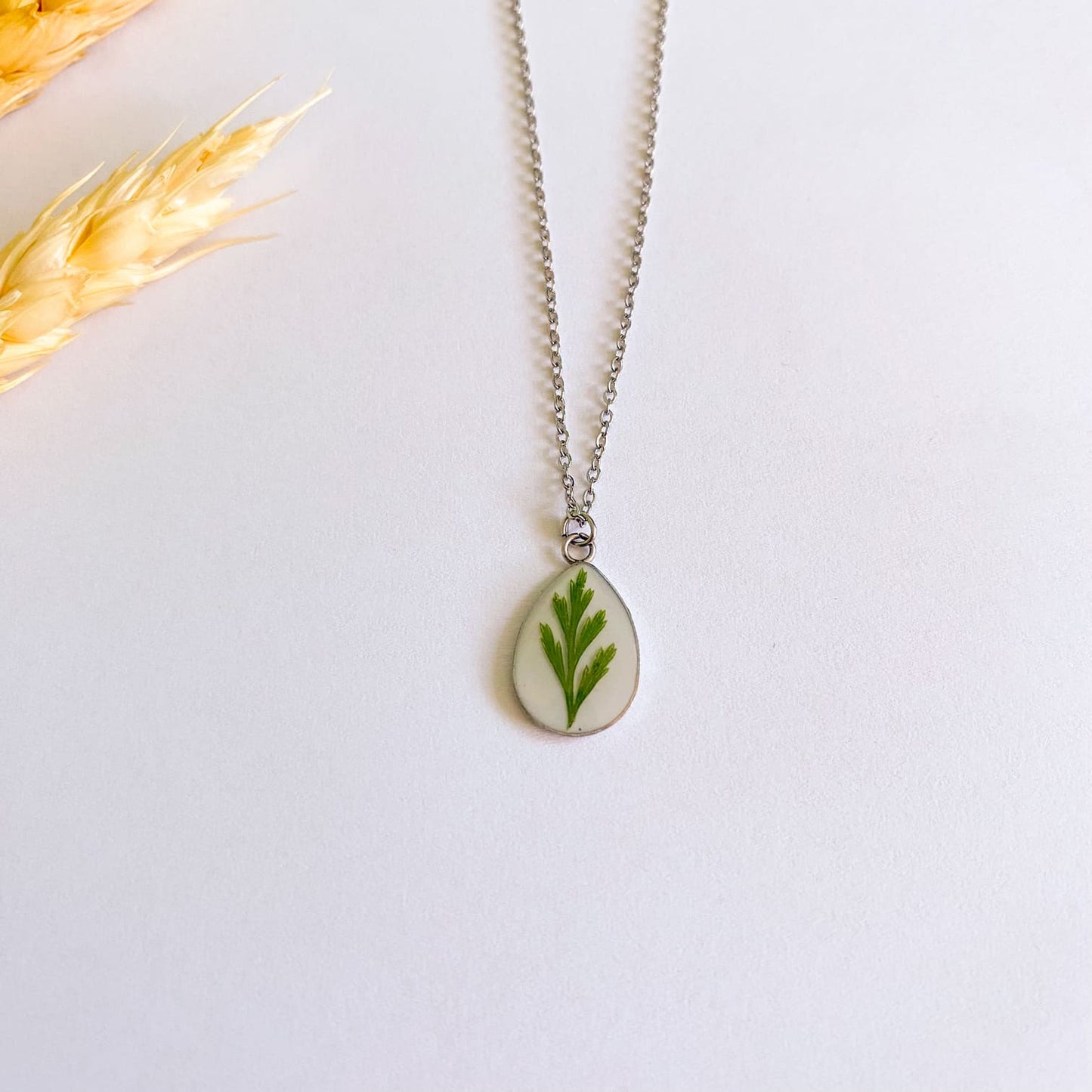 Lanț delicat cu frunzuliță