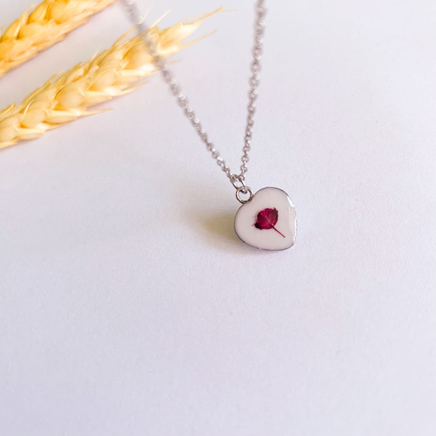 Lanț delicat cu floare bordo