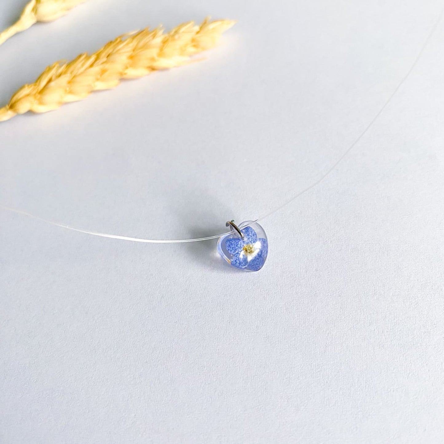 Lănțișor pe fir transparent cu floare de Nu-mă-uita inimă